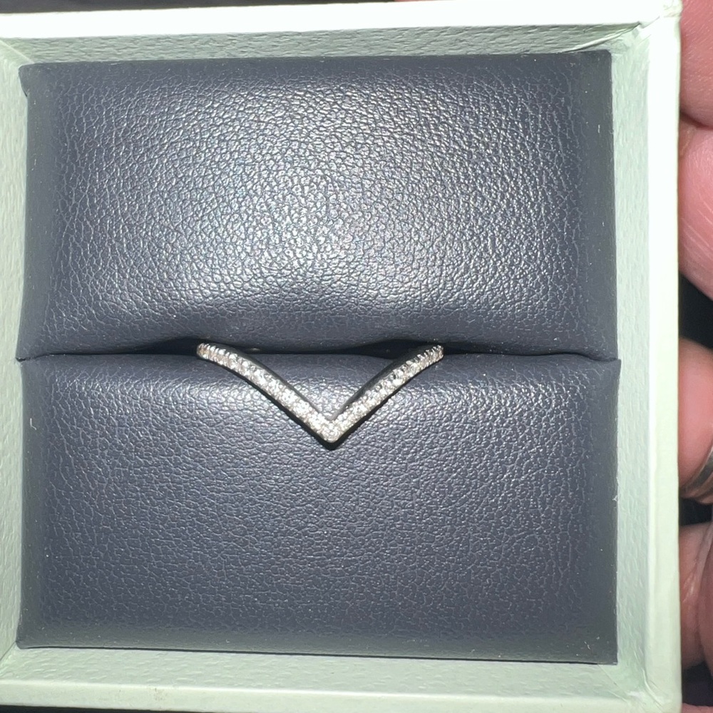 V-shaped Platinum band with 25 radiant cut lab diamonds